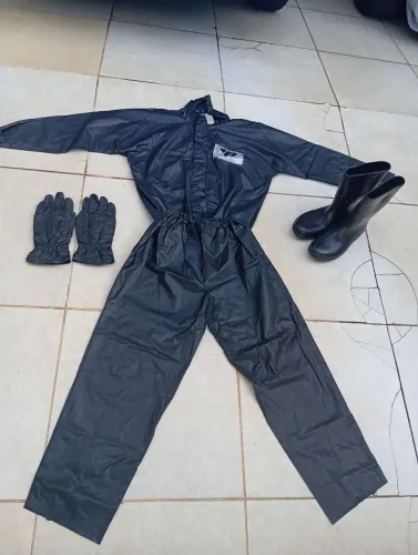 Kit para dias chuva motoqueiro, Capa, bota e luvas.