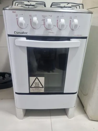 Fogão Esmaltec, 4 bocas, em bom estado e funcionando perfeitamente