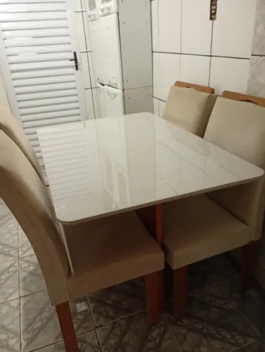 Mesa com 4 cadeiras