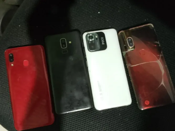 Vendo 4 celulares pra arrumar ou peças?