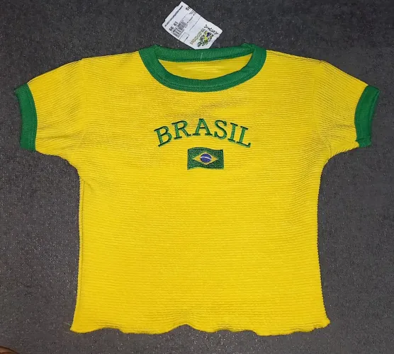 Estou vendendo uma camisa eu comprei, mas não me serviu.