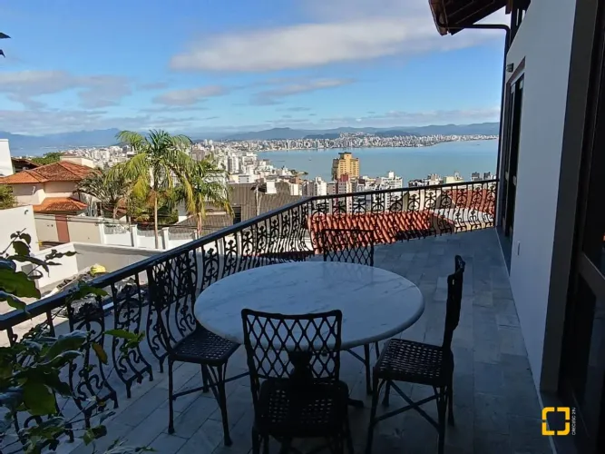 Casa residencial com 4 suítes à venda no Morro da Cruz-Florianópolis