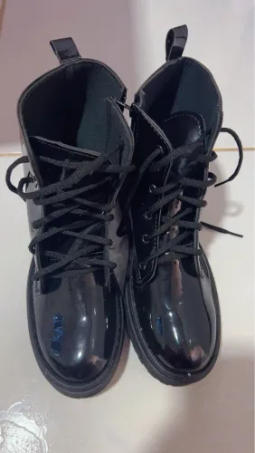 Vendo Bota coturno em verniz com zíper Nova