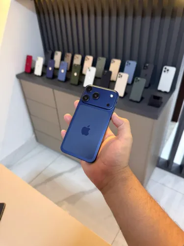 iPhone XR 64 gigas transformado no 17 pro azul