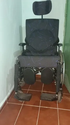 Cadeira de rodas confortável e apoio para a cabeça e suporte ajustáveis p/ os pés
