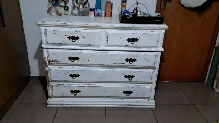Cômoda em madeira maciça com patna em branco 
