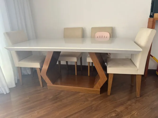 Mesa de jantar com 6 cadeiras estofadas