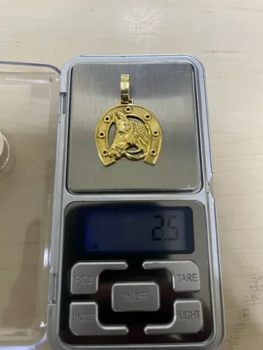 Vendo pingente cavalo na ferradura em ouro 18k.