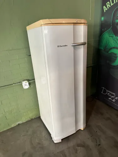 Freezer vertical Electrolux 127v