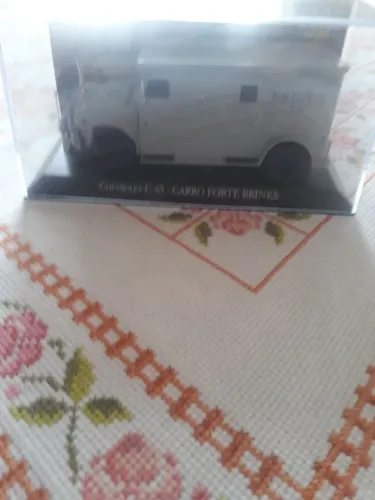 VENDO  MINIATURA  CARRO FORTE 