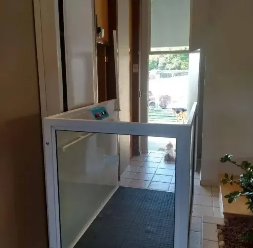 Plataforma de acessibilidade- Semi Cabinada