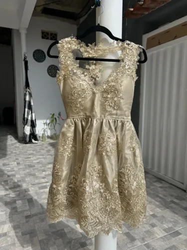 Vestido de Festa Curto Champagne/Dourado com Renda - Tamanho 36