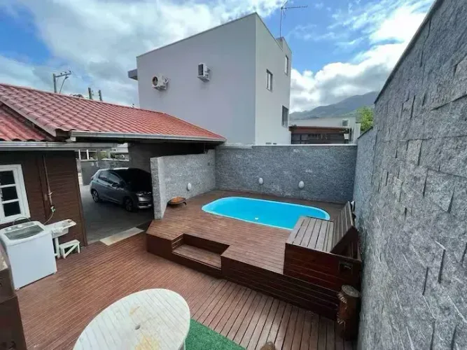 Casa com piscina à venda na praia da Enseada de Brito, Palhoça-SC