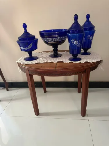 Mesa de apoio em madeira de lei e marchetaria.