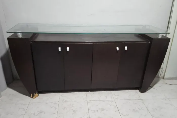 Buffet com tampo de vidro
