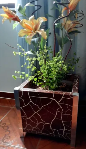 Arranjo de flores e um lindo Cachepó Craquelado com detalhes em metal 