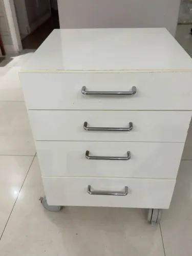 Gaveteiro Branco com 4 Gavetas e Rodízios