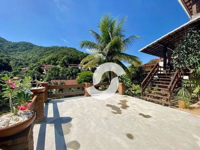Casa á venda com 4 quartos, 3 suítes, condomínio com campo de futebol e quadra