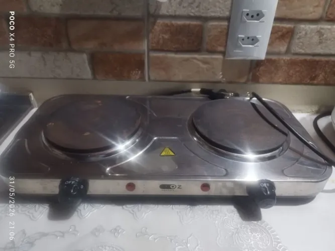 Forno elétrico de mesa dua bocas.