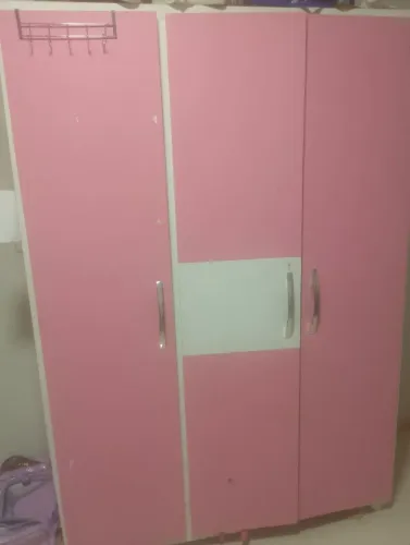 Guarda roupa rosa e branco