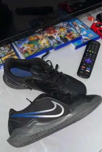 Tenho chuteira nike tiempo 10 futsal preta obs:tamanho 39 pouco tempo de uso