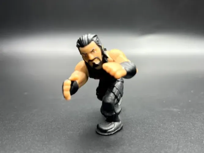 BONECO MINIATURA WWE MICRO MANIAX ROMAN REIGNS 5CM