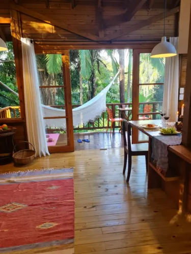 Bangalô estilo balinês com vista para o jardim tropical na Lagoa da Conceição