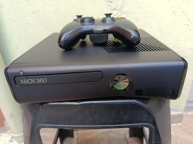 Vendo um Xbox 360 com um controle e 10 jogos r$ 500 WhatsApp *