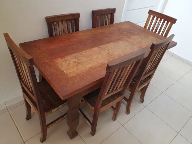 Mesa com 1 gaveta e 6 cadeiras de madeira demolição