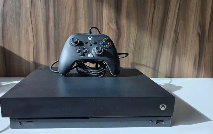 Xbox One X 1 TB + Controle Pro
