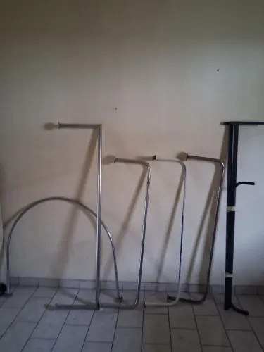 Vendo 5 araras e um provador para loja.