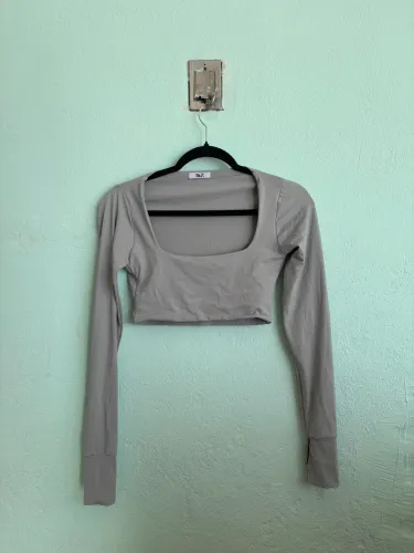 Cropped cinza suplex com mangas