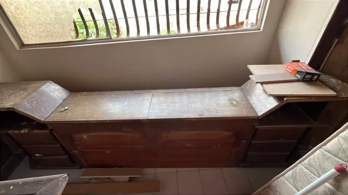 Cabeceira Rústica em Madeira Maciça para Cama de Casal, com baú embutido