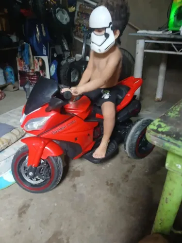Moto elétrica infantil 12v com carregador e bateria 600 reais