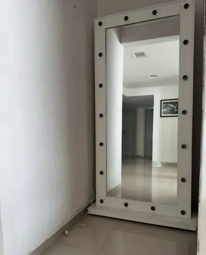 Vendo uma Armação de espelho camarim