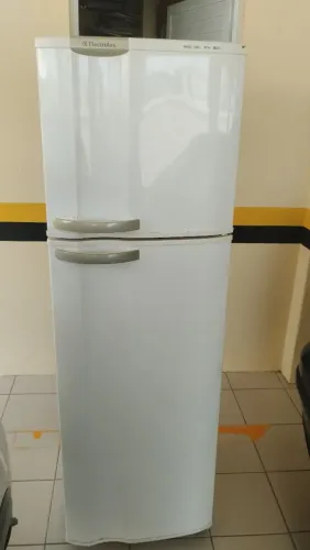 Vendo geladeira Frost Free Eletrolux 285L
