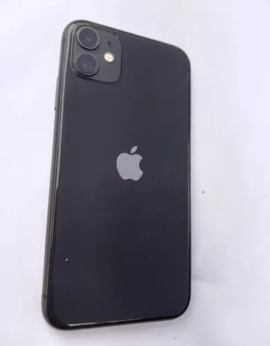 Vendo iPhone 11 em ótimo estado 1 ano e 6 meses de uso 