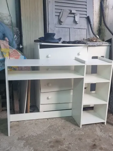 Mesa de estudo/trabalho branca em MDF, com prateleiras laterais.