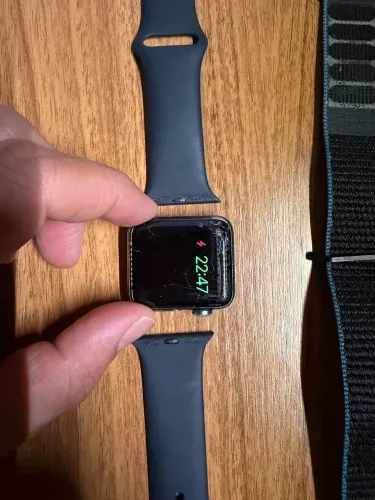 Apple Watch Series 3 38mm - Tela Quebrada - Liga e Carrega Normal - Para Peças/Reparo