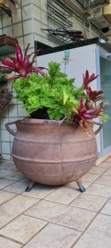Vendo lindo cachepô de ferro fundido rustico