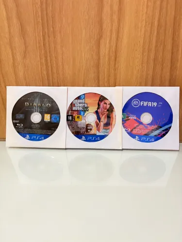 Kit 3 Jogos PS4 (Somente Mídia Física) - GTA V, Diablo III e FIFA 19