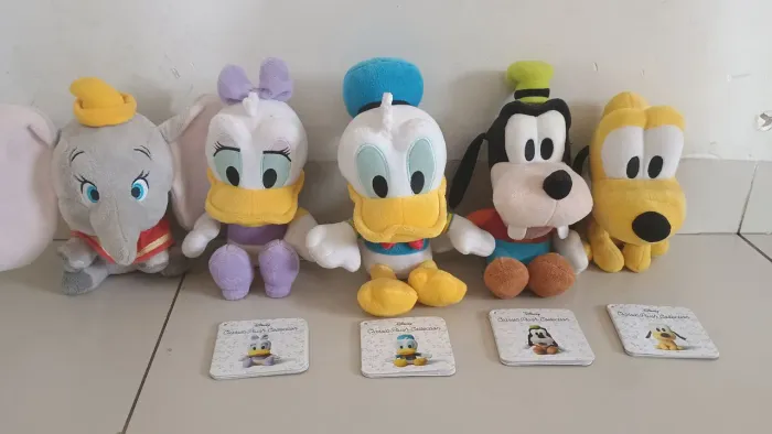 Coleção rara pelúcias Disney selinhos extra 2019