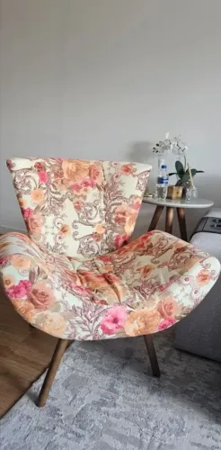 Vendo essa linda poltrona. Charme e elegância para a sua sala de estar 