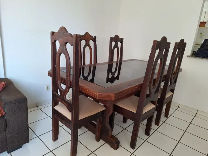 Vende-se mesa de madeira com 6 cadeiras