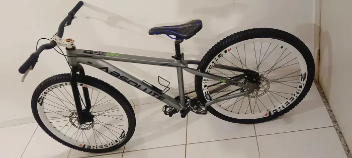 Vendo uma bicicleta aro 26 Absolut nero