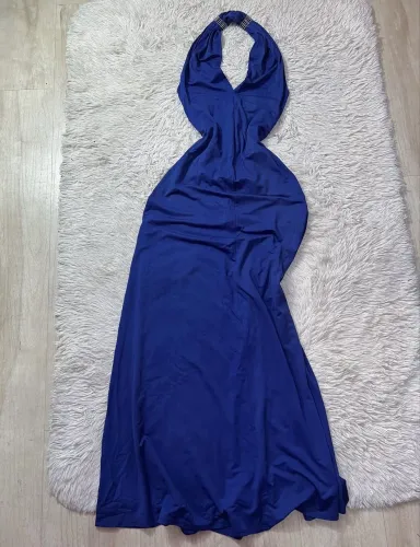 Vestido azul decotado e com costas nua