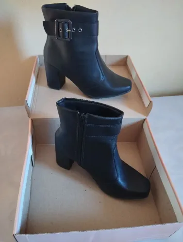 BOTA SEMI NOVA CANU CURTO PRETA N° 38 FIVELA E ZIPER