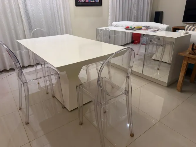 Conjunto mesa em resina brilhante e buffet espelhado SEM cadeiras