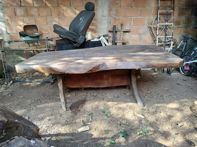 Mesa rústica de 2.00 x1.00 metros em bom estado,precisa tratar os pés .