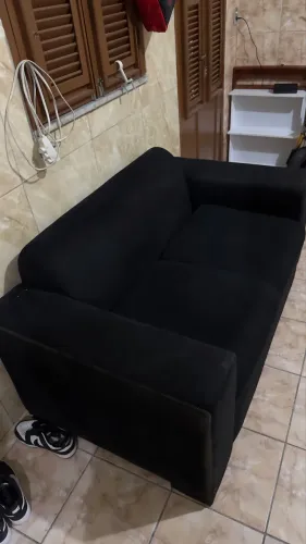 Sofá preto acolchoado